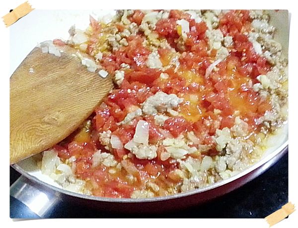 加入切成小丁的番茄.還有調味料