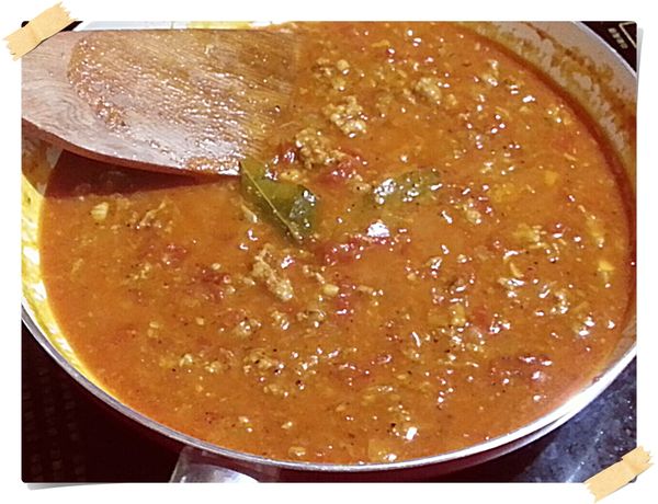 加入番茄糊還有月桂葉.還有200cc的水.水滾後不蓋鍋蓋小火燉煮20分鐘略收汁(嘗試味道要加鹽調味.不要太鹹.因為起司鹽分很多)