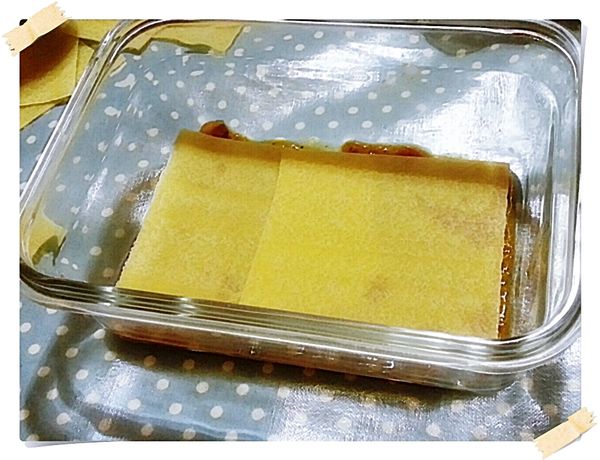 烤盤先鋪一層義式紅醬(記得把功成身退的月桂葉撈掉喔)鋪上一層義大利快煮千層麵