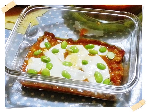 然後一層紅醬一層奶白醬.點綴一些毛豆