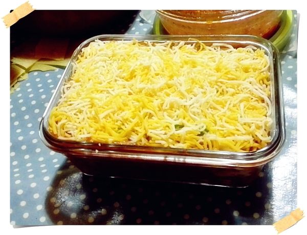 鋪上披薩用起司還有帕馬森起司粉