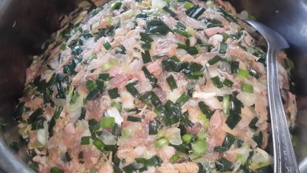 絞肉先和醬油、香油、胡椒粉拌勻，再將所有的材料混合即可