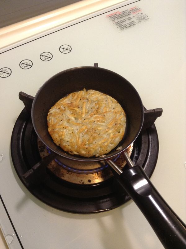 平底鍋加油後將馬鈴薯鋪平放入(油不要省才能香脆)