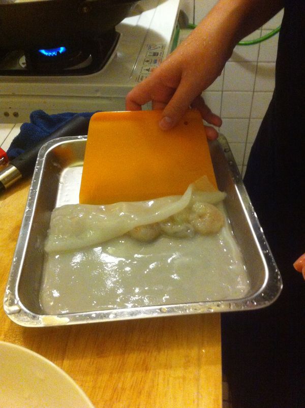 1/3的位子擺上蝦子  使用塑膠刮刀捲起包住蝦仁