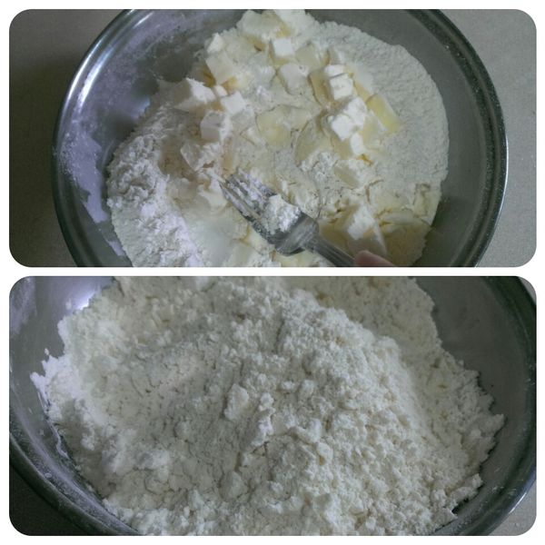 [派皮]先將無鹽奶油切成一公分方塊大小，放進冰箱冷凍30小時後，倒進麵粉裡拿叉子以按壓的方式混勻，大約至下圖碎屑狀即可 (避免使用手指按壓，手指溫度使奶油融化，派皮烤出來容易不酥脆)