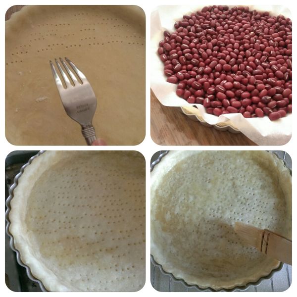 於稍微冷凍後的派皮底部戳洞，可以避免烘烤的時候鼓起，鋪上一張烘焙紙倒入重物進行盲烤(這邊使用紅豆)，以180度烤25分鐘，取出上面重物再烤5分鐘，離開烤箱後趁熱塗一層蛋液，凝固的蛋液可以防止派皮不吸收太多餡料的水分