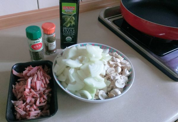 [內餡]馬鈴薯切0.3公分片，拌入少許鹽巴放進電鍋蒸。
熱鍋加少許橄欖油，放入洋蔥絲慢火清炒，炒至水分較乾、洋蔥偏黃後，加入洋菇拌炒，洋菇含水量豐富，建議切片炒，炒至略乾，最後才加入里肌肉，以義大利香料、鹽巴、黑胡椒調味，起鍋放涼 (如果使用培根拌炒順序以培根為第一，爆出油後再炒洋蔥與洋菇)