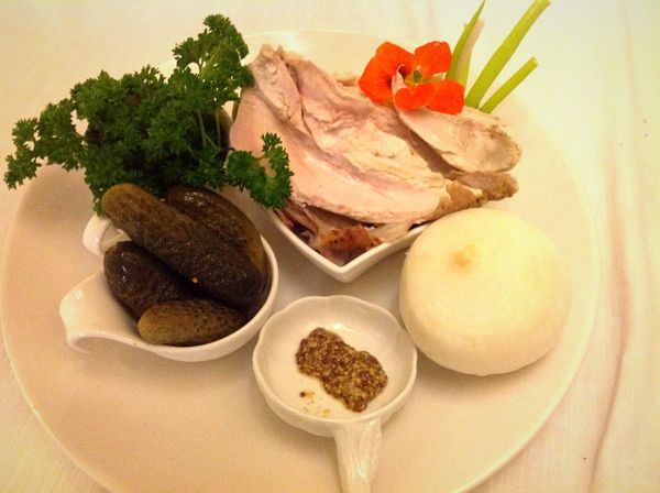 1.切丁的洋蔥，酸黃瓜，雞胸肉和其他的調味料（	將甜椒粉，優格，巴西裏，細蔥，黃芥末及豆寇粉，鹽，黑胡椒）全部放入果汁機打勻。