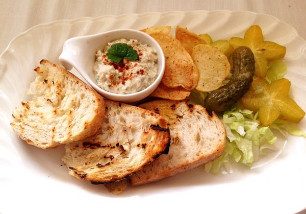 吃的時候， 烤幾片麵包加上酸黃瓜和沙拉， 就是簡單美味營養均衡，無油脂無負擔的一餐！