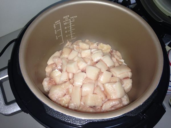把肥豬油肉放入智慧萬用鍋中