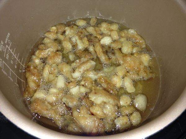 待浮子閥降下後開蓋，肥豬油顏色呈現金黃透澈