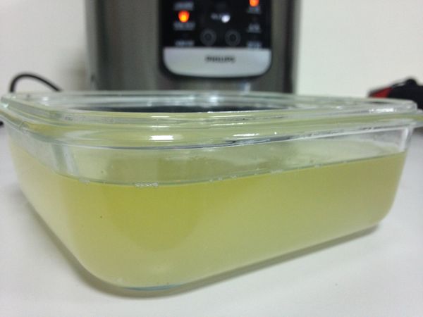 用湯匙進內鍋撈完豬油，放置室溫約半天，再放入冰箱冷藏冷卻