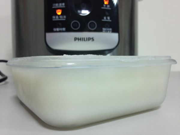 約兩小時後，呈現白色乳狀即完成。