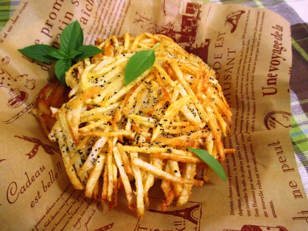 起鍋瀝油，撒上粗粒黑胡椒即完成。