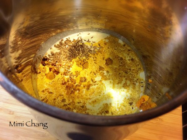 把南瓜肉放入九陽豆漿機，加入全部調味料，按下「果醬」功能，啟動後等待完成。