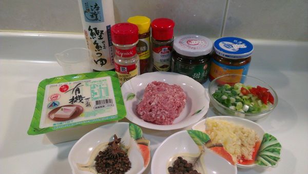 準備好食材:切好蔥花，辣椒片，薑片，蒜仁，乾黑豆鼓切細末