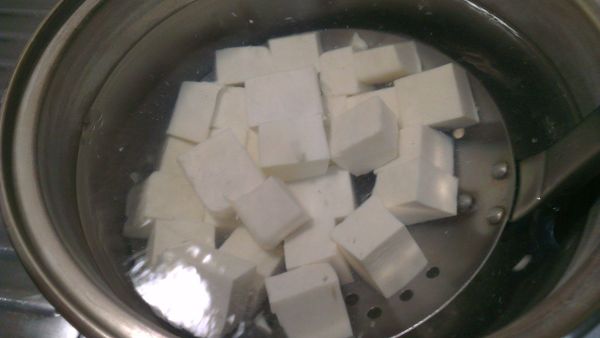 將豆腐切磚塊，燒一鍋沸騰的水，加入豆腐磚用濾網盛住主約1-2分鐘撈出瀝乾