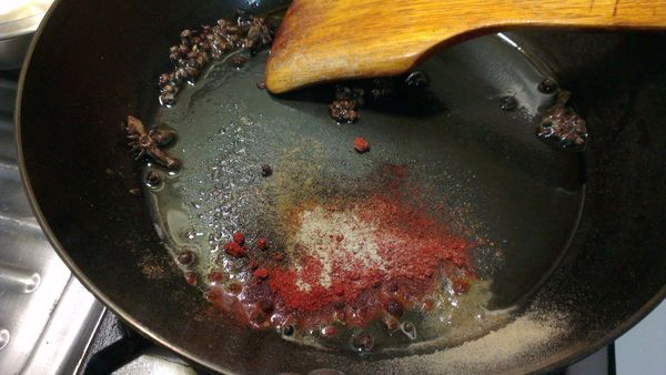 熱鍋加入香油炒香[香料]要有香氣才能盛出