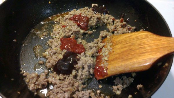 再加入甜麵醬與辣味豆瓣醬