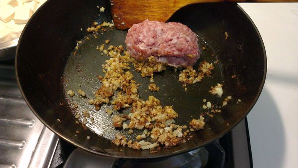 同一鍋加入薑末，蒜末炒香，再加入雙種絞肉炒熟