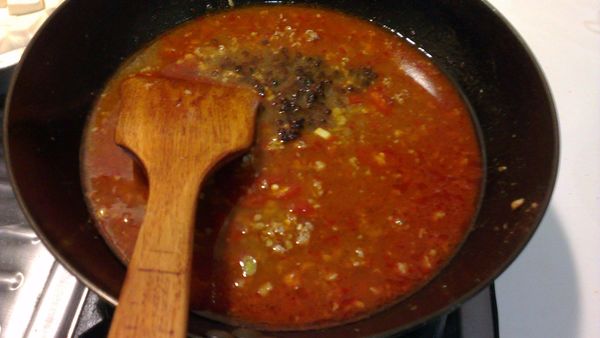 加入200cc的開水...再加入陳年紹興，冰糖，淡色醬油與剛炒完的香料一起熬煮5分鐘....讓香氣更加釋放於湯汁