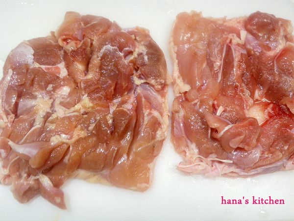 把雞腿肉較厚的部份劃入切口.這樣炸起來才容易平均受熱.然後灑上少許胡椒鹽.