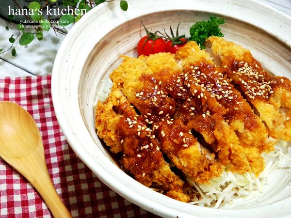 熱熱的白飯上再鋪一點高麗菜絲.最後在鋪上雞腿排.上面再淋上味噌淋醬.灑上少許白芝麻後.就可開動了～