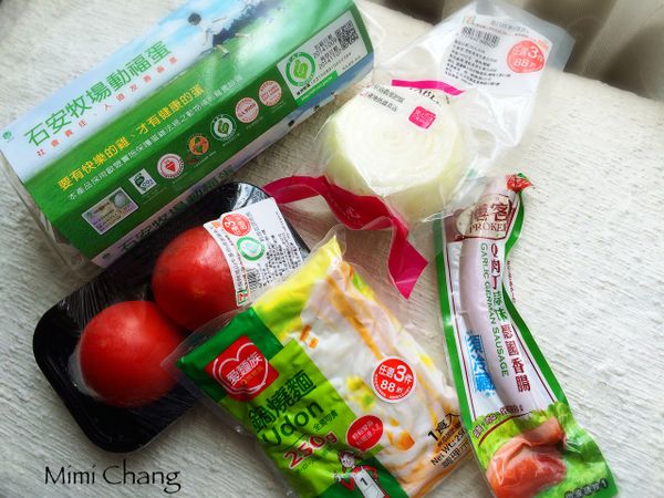 食材大集合！蛋、洋蔥、蕃茄、德國香腸、愛麵族。