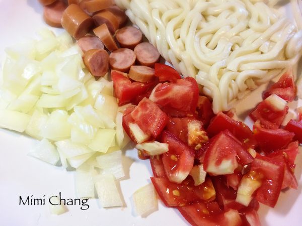 將洋蔥切丁、香腸切片、蕃茄切丁。