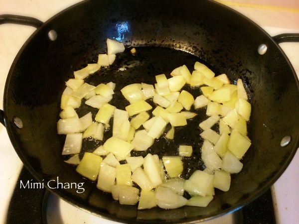 使用20cm一人份小鍋，熱鍋後倒入油，油熱後中火爆香洋蔥丁。