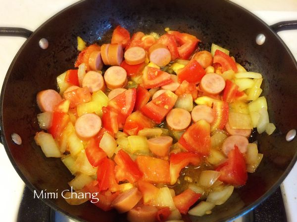 加入蕃茄丁及香腸炒勻。