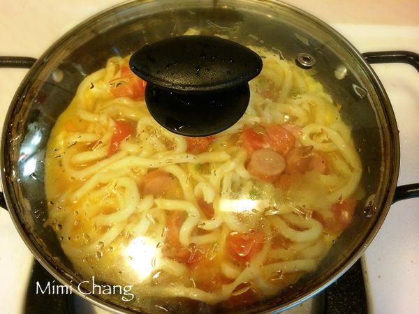 轉小火加蓋，煮10分鐘，見烘蛋全熟即可關火。