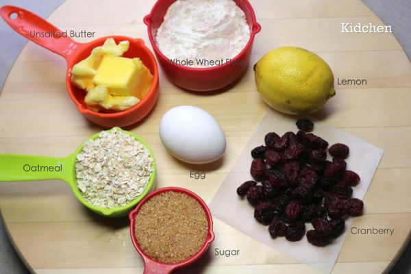 軟化的奶油與糖先以電動攪拌機打至乳黃色，再加入雞蛋攪拌。