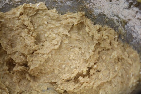 加入所有乾粉類（麵粉，小蘇打粉，泡打粉，鹽）打至不見乾粉狀。