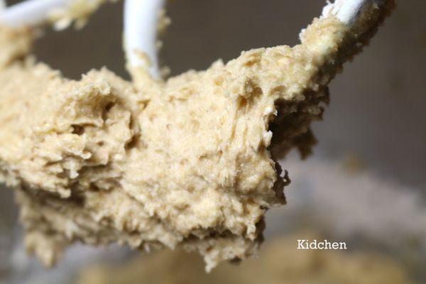 倒入燕麥片和蔓越莓乾以攪拌匙輕拌。