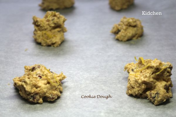 用湯匙將麵糰分量，形成球狀，置於烘焙紙上，放入預熱170度的烤箱，烤12分鐘。