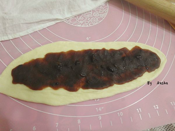 分割成9等分，每份搓成長條後桿平，抹上紅豆泥