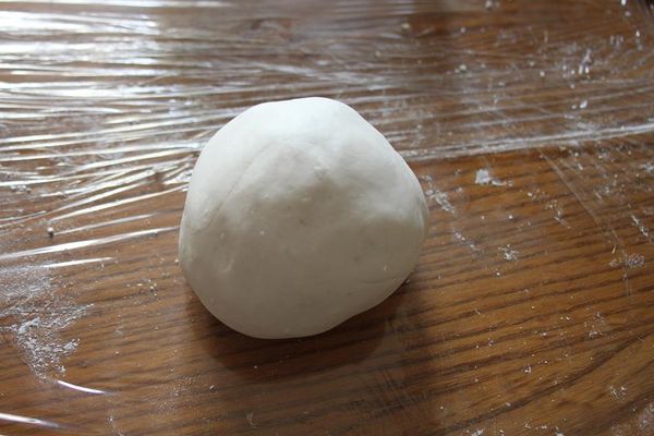 之後再加入樹薯粉和水拌均直至可以成團不粘手