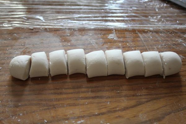 取小塊揉成長條狀再切成小塊，灑上少許太白粉以防沾粘芋頭圓就完成了