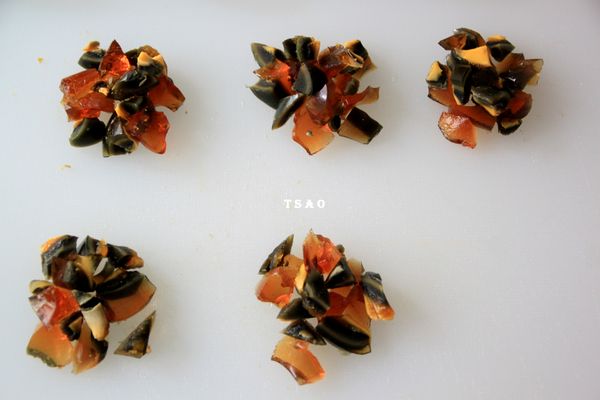 皮蛋入蒸鍋蒸12~15分鐘。(這步驟是讓原本皮蛋的糖心部分變熟，等一下好切丁)。將蒸好的皮蛋過冷水後剝殼，並切成丁分成5等份。