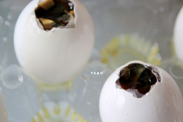 將皮蛋丁慢慢塞入雞蛋裡，塞的時後小心不要把蛋黃弄破，蛋白會因為塞的動作流出，所以才需要蛋盒。(多餘的蛋白可留下來做其他的料理，如小餅乾或敷臉啦等等....)