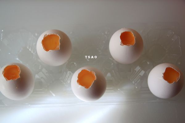 在蒸皮蛋時準備雞蛋，將鈍端(有氣室的那邊)開個小洞，在放入蛋盒中備用。(要交叉排列好操作)