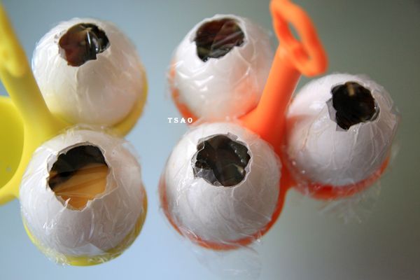 將蛋殼外的蛋白用餐巾紙擦乾淨，在把洞口用耐熱保鮮膜蓋住，放入蒸蛋架，等蒸鍋水蒸氣冒出，蒸20分鐘即可。