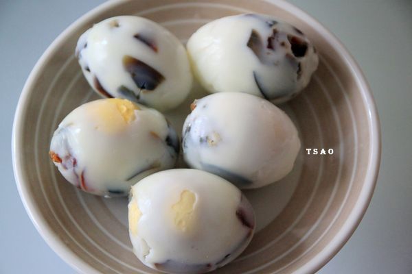 蒸好的蛋放入冰水中剝除蛋殼。