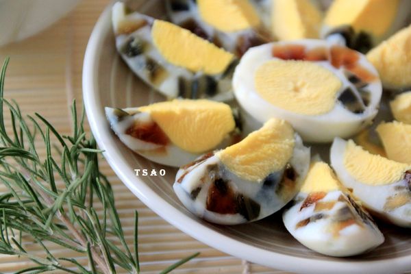 使用牙線就可以切蛋了。做完好有成就感，手路菜耶~~完工!!!!