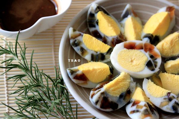 蛋蛋的幸福是沒加調味料的，所以要沾醬才有味道。我用的是芝麻沾醬，兩者加在一起完美!!!
沾醬做法在這：http://icook.tw/recipes/89268