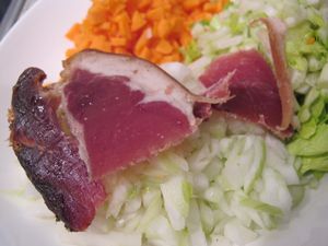 洋蔥，紅蘿蔔和西洋芹切成細末。大蒜搗成碎末。切兩大片煙薰培根。