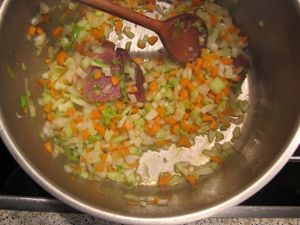 取一有蓋的深鍋。熱鍋中加入橄欖油。
炒香蔬菜，蒜末和煙薰培根。