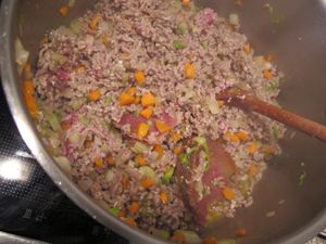 加入牛絞肉翻炒，直到肉色轉白。