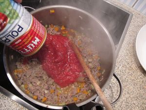 加入蕃茄罐頭。